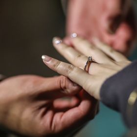 【ラザール ダイヤモンド(LAZARE DIAMOND)の口コミ】 着用時に少し斜めになるように設計されており、指が細く見えるデザインで…