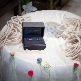 【ラザール ダイヤモンド(LAZARE DIAMOND)の口コミ】 斜めのカットが指輪に刻まれそれに沿ってダイヤモンドが複数流れるように…