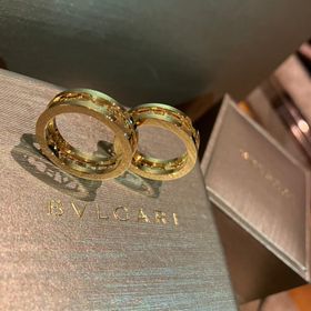 【ブルガリ(BVLGARI)の口コミ】 真ん中にロゴが彫られており、珍しいデザイン。
面が多く、光が当たる部分…