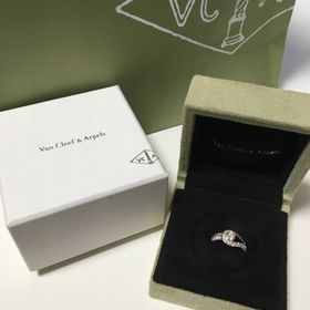 【ヴァン クリーフ＆アーペル(Van Cleef & Arpels)の口コミ】 年をとってもずっとつけていられそうな上品なデザインが決め手でした。
他…