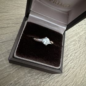 【アイプリモ(I-PRIMO)の口コミ】 ダイヤモンドが真横からもしっかりとみえるので
光の取り込みがよく他のデ…