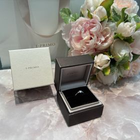 【アイプリモ(I-PRIMO)の口コミ】 センターに配置された美しいダイヤモンドが映えるデザインです。シンプル…