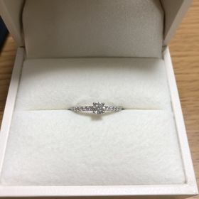 【RosettE(ロゼット)の口コミ】 この指輪を選んだ理由は、真ん中のダイヤモンドが四角で他の指輪と違って…