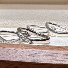 【TANZO.(鍛造指輪)の口コミ】 男性でも使いやすい小さめなダイヤを3つ使用している。素材もマットやえぐ…