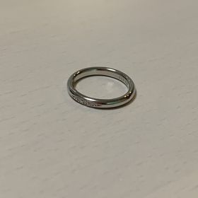 【銀座ダイヤモンドシライシの口コミ】 プラチナ950です。
真ん中のダイヤが両側のダイヤより少し大きめでとても…