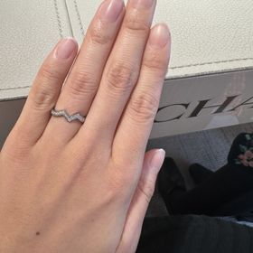 【ショーメ(CHAUMET)の口コミ】 華奢で繊細なデザインで、一目惚れした指輪です。他のブランドでは見たこ…