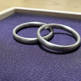 【俄(にわか)の口コミ】 デザインも杢目調と和風な雰囲気の素敵な指輪です。
遠くから見ると、よく…