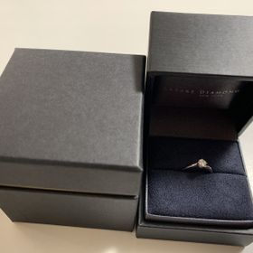 【ラザール ダイヤモンド(LAZARE DIAMOND)の口コミ】 はめると、優しいひねりが加えられたリングが際立ちどんな服装にもマッチ…