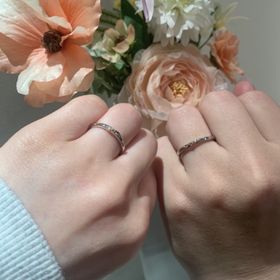 【nocur(ノクル)の口コミ】 シンプルだが真ん中にピンクゴールドが少しあって、近くで見るとオリジナ…