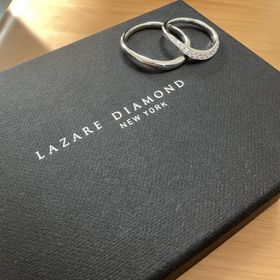 【ラザール ダイヤモンド(LAZARE DIAMOND)の口コミ】 どの角度から見てもキラキラのダイヤがみえるデザインに、一目惚れしまし…