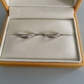 【ケイウノ ブライダル(K.UNO BRIDAL)の口コミ】 ゴールドの部分をピンクゴールドにして、艶消しを入れています。イエロー…