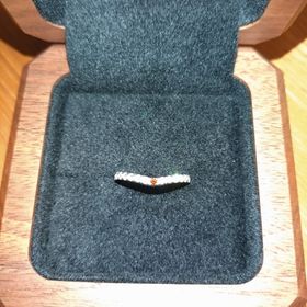 【TANZO.(鍛造指輪)の口コミ】 深すぎずゆるやかなV字が、指を美しく見せてくれます。爪留で上下からも光…