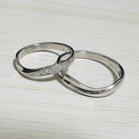 【BONDS(ボンズ)の口コミ】 シンプルだけどウェーブがかかっていてダイヤがとってもキラキラで素敵で…