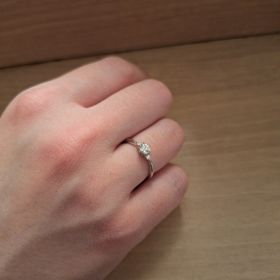 【アイプリモ(I-PRIMO)の口コミ】 中央のダイヤモンドが際立つデザインなのが決めてでした。
価格とデザイン…