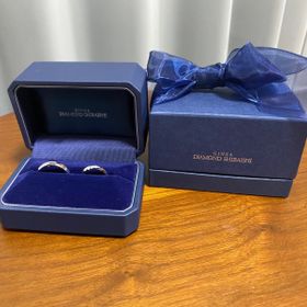 【銀座ダイヤモンドシライシの口コミ】 ダイヤが三つついていて主張しすぎないが、華やかでかわいいです。
もう少…