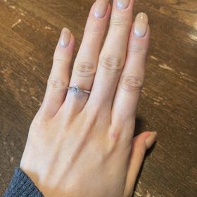 【銀座ダイヤモンドシライシの口コミ】 　シンプルで上品な印象です。中央のダイヤモンドの輝きを引き立たせてく…