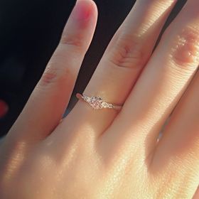 【エクセルコダイヤモンド(EXELCO DIAMOND)の口コミ】 枠側面にチラッとイエローゴールドが入っていて、
とても可愛いです！！
…