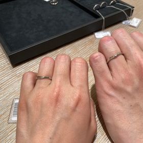 【ティファニー(Tiffany & Co.)の口コミ】 指の形的に2人ともストレートは似合わないため、ストレート以外で、シンプ…