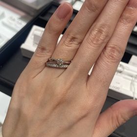 【ジュエリーツツミ(JEWELRY TSUTSUMI)の口コミ】 シンプルな婚約指輪なので結婚はゴージャスなハーフエタニティのものがい…