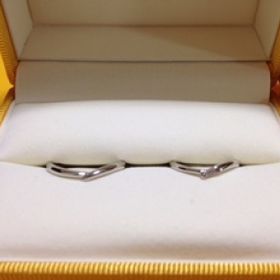 【ケイウノ ブライダル(K.UNO BRIDAL)の口コミ】 長く着用する物であるため、飽きの来ないシンプルなデザインの物を、と探…