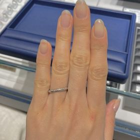 【銀座ダイヤモンドシライシの口コミ】 　片側のみメレダイヤになっています。場面や気分によって、指輪の印象を…