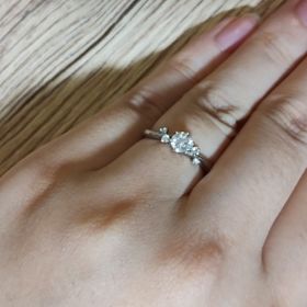 【カオキ　ダイヤモンド専門卸直営店の口コミ】 石がとてもきれいでずっと眺めてられる感じ。鑑定書も付いていて安心でき…