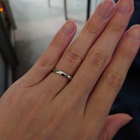 【FISCHER(フィッシャー)の口コミ】 結婚指輪のシンプルなデザインは、私たちの好みにぴったりでした。着け心…