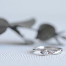 【CRAFY(クラフィ)の口コミ】 ダイヤの大きさで値段が変わります。
わたしたちは結婚指輪を先に作成し、…