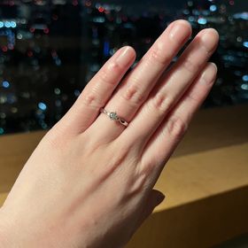 【エクセルコダイヤモンド(EXELCO DIAMOND)の口コミ】 リング幅は細く華奢ですが、真ん中のダイヤと横にメレダイヤがあるので、…
