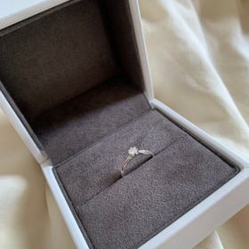 【Foulason(フレゾン)の口コミ】 シンプルな中にも華やかさがあり
上品な印象を受けます。

いつみても飽き…