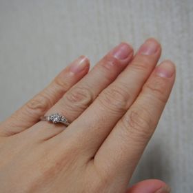 【銀座ダイヤモンドシライシの口コミ】 ウェーブラインが指を長くきれいに見せてくれ、非対称のダイヤもおしゃれ…