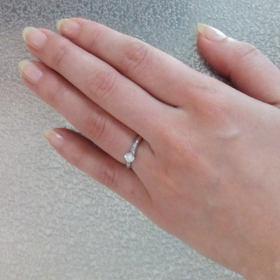 【ESTELLE(エステール)の口コミ】 ダイヤの切り方が綺麗で、どこにいてもキラキラと輝いて見える点が気に入…