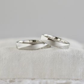 【hitotsuchi(ヒトツチ)の口コミ】 セミオーダーでリング上面をマット（ホーニング加工）で、その他の部分は…