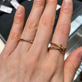 【ティファニー(Tiffany & Co.)の口コミ】 ダイヤは3石と控えめですが、リング部分が太すぎず、細すぎずのデザインで…