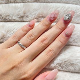 【PILOT BRIDAL(パイロットブライダル)】の口コミ シンプルで斜めに入ったダイヤが可愛いthe結婚指輪。女性らしく上品なデ...