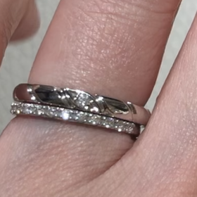 【ショーメ(CHAUMET)の口コミ】 なでしこリングと言われていますが、ずっと憧れの指輪でした。
実際はめて…