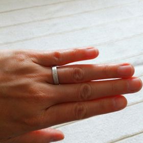 【STAR JEWELRY(スタージュエリー)の口コミ】 シンプルですが、リングに刻まれた模様がぐるりと彫りこまれ、ロードオブ…