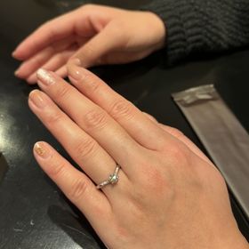 【ケイウノ ブライダル(K.UNO BRIDAL)の口コミ】 V字にこだわりデザインを考案してくださいました。またダイヤは持ち込みだ…