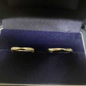 【銀座ダイヤモンドシライシの口コミ】 とにかく好きなデザインだったので一目惚れでした。
キラキラでリボンみた…