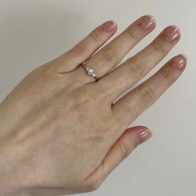 【銀座ダイヤモンドシライシの口コミ】 初めはシンプルなデザインを探しており、ダイモンド一石のみの指輪を購入…