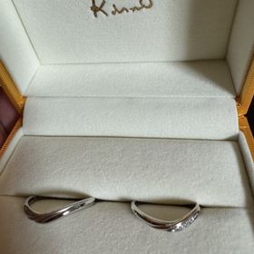 【ケイウノ ブライダル(K.UNO BRIDAL)の口コミ】 動きがあることによって、指がすらっと細く見えるし部分的な色が違うので…