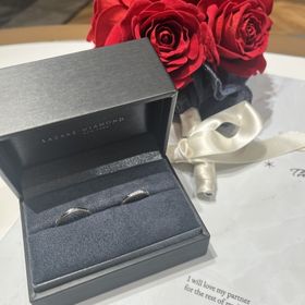 【ラザール ダイヤモンド(LAZARE DIAMOND)の口コミ】 左下にウェーブが入り、デザインは左上がり、ダイヤはストレートに入った…