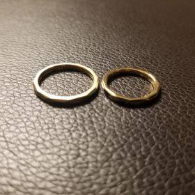 【ENUOVE(イノーヴェ)の口コミ】 カクカクしたデザイン。一般的に多くの人がつけている指輪は丸状が多いが…