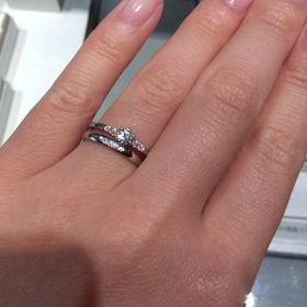 【アイプリモ(I-PRIMO)の口コミ】 ストレートタイプの指輪を探していました。婚約指輪にはメレダイヤを付け…