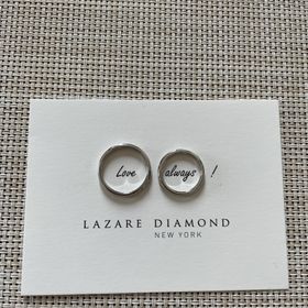 【ラザール ダイヤモンド(LAZARE DIAMOND)の口コミ】 ぱっと見は分からないが、指輪本体にラインが入っておりそれが何もない指…