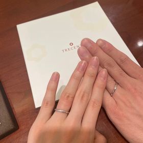 【TRECENTI(トレセンテ)の口コミ】 指輪のデザインはストレートですが、斜めのラインが出るデザインを選びま…