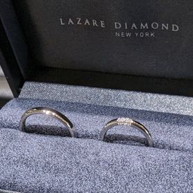 【ラザール ダイヤモンド(LAZARE DIAMOND)の口コミ】 女性用の指輪は3面にダイヤモンドが立体的にあしらってあり、アームがダイ…