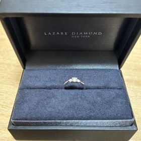 【ラザール ダイヤモンド(LAZARE DIAMOND)の口コミ】 中心のダイヤモンドは0.21カラットです。サイドに2つのダイヤモンドもある…