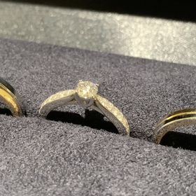 【ラザール ダイヤモンド(LAZARE DIAMOND)の口コミ】 センターのダイヤが結婚指輪感も出しつつ、周りにもダイヤモンドがあるた…