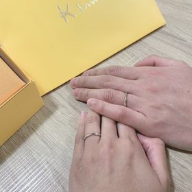 【ケイウノ ブライダル(K.UNO BRIDAL)の口コミ】 斜めにメレダイヤが入ったデザインは様々ありましたが、リボンが折り返し…